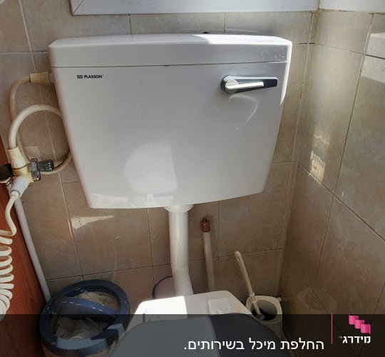 אסלה וחלקים של חדר שירותים עם חלון